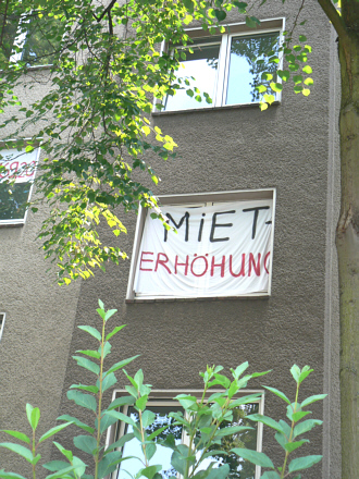 Hausfront mit Transparent 'Mieterhöhung'