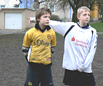 Jungen in Fußball-Trikots